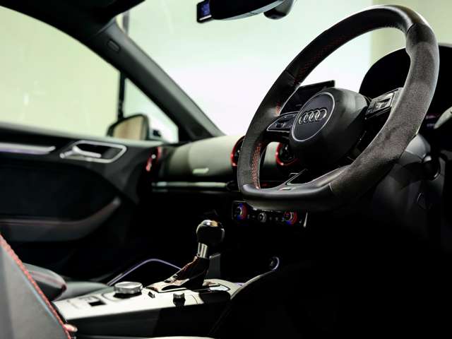 アウディ ＲＳ３　セダン ２．５ ４ＷＤ R3年 (関東) 99