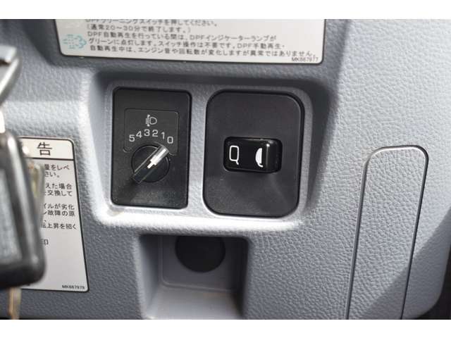 三菱フソウ キャンター ３．０ＤＴ ロング 全低床 ４ＷＤ H27年 (近畿) 99