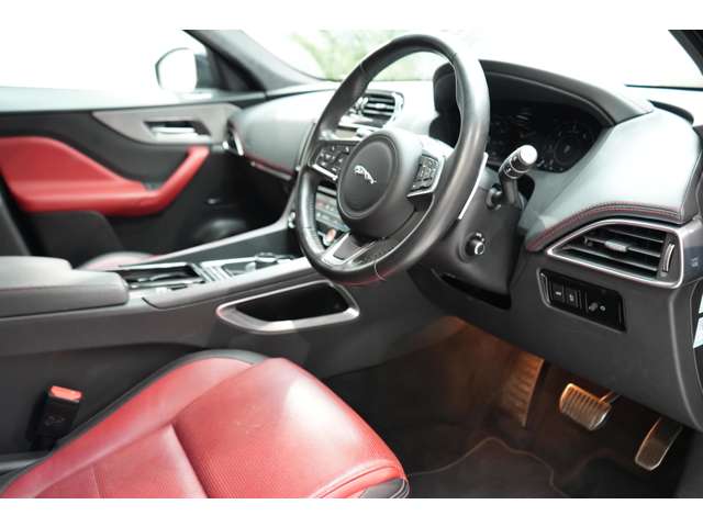ジャガー Ｆペース チェッカーフラッグ エディション ２．０Ｌ Ｄ１８０ ディーゼルターボ ４ＷＤ R2年 (関東) 99
