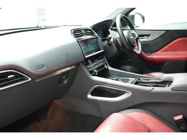 ジャガー Ｆペース チェッカーフラッグ エディション ２．０Ｌ Ｄ１８０ ディーゼルターボ ４ＷＤ R2年 (関東) 99