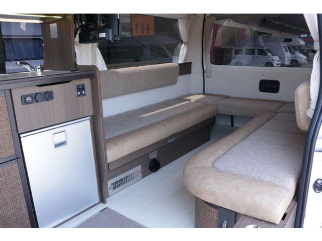 トヨタ ハイエースバン レクビィ R4年 (中国) 99