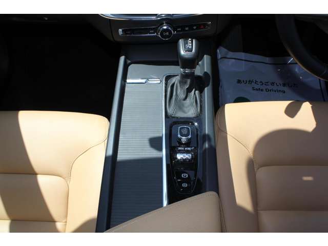 ボルボ ＸＣ６０ Ｔ５ ＡＷＤ モメンタム ４ＷＤ H29年 (近畿) 99