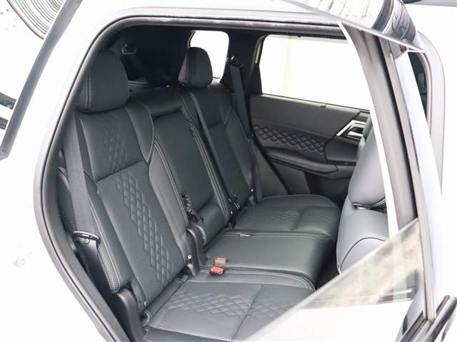 三菱 アウトランダーＰＨＥＶ ＰＨＥＶ ２．４ ブラック エディション ４ＷＤ R6年 (関東) 99
