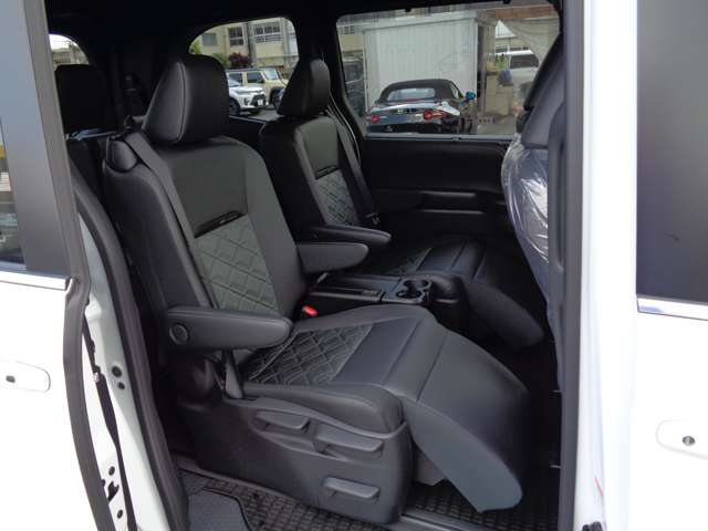 トヨタ ヴォクシー １．８ ハイブリッド Ｓ－Ｚ R8年 (関東) 99