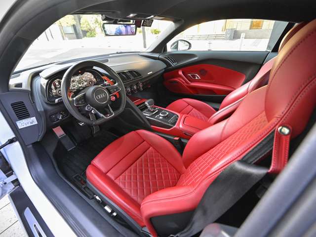 アウディ Ｒ８ Ｖ１０ パフォーマンス ５．２ ＦＳＩ クワトロ ４ＷＤ R2年 (関東) 99