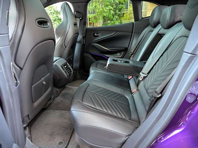 アストンマーティン ＤＢＸ ７０７ ４ＷＤ R6年 (関東) 99