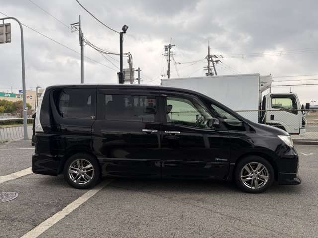 日産 セレナ ２．０ ライダー ブラックライン Ｓ－ＨＹＢＲＩＤ H25年 (近畿) 99