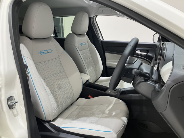 フィアット ６００ｅ ラ プリマ ホワイト パッケージ R7年 (近畿) 99