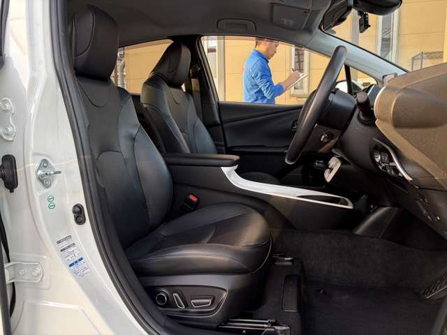 トヨタ プリウス １．８ Ａ プレミアム ツーリングセレクション Ｅ－ＦＯＵＲ ４ＷＤ H27年 (近畿) 99