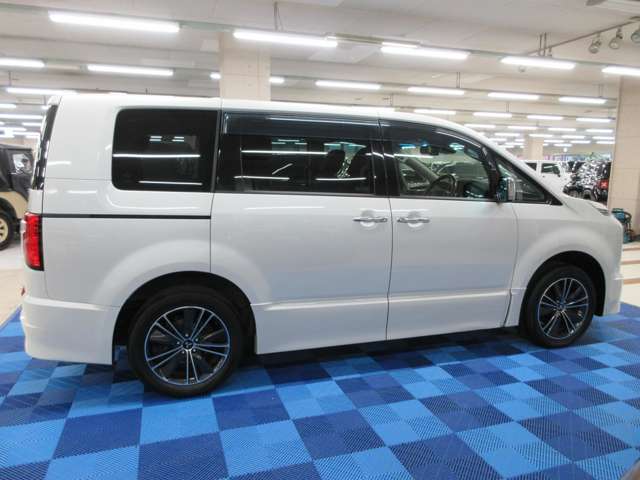 三菱 デリカ　Ｄ：５ アーバンギア ２．２ Ｇ パワーパッケージ ディーゼルターボ ４ＷＤ R1年 (関東) 99