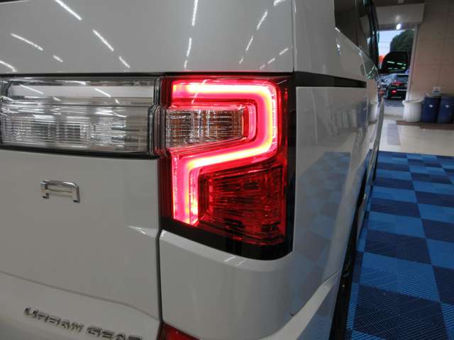 三菱 デリカ　Ｄ：５ アーバンギア ２．２ Ｇ パワーパッケージ ディーゼルターボ ４ＷＤ R1年 (関東) 99