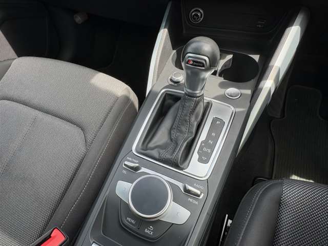 アウディ Ｑ２ １．０　ＴＦＳＩ　スポーツ H30年 (近畿) 99