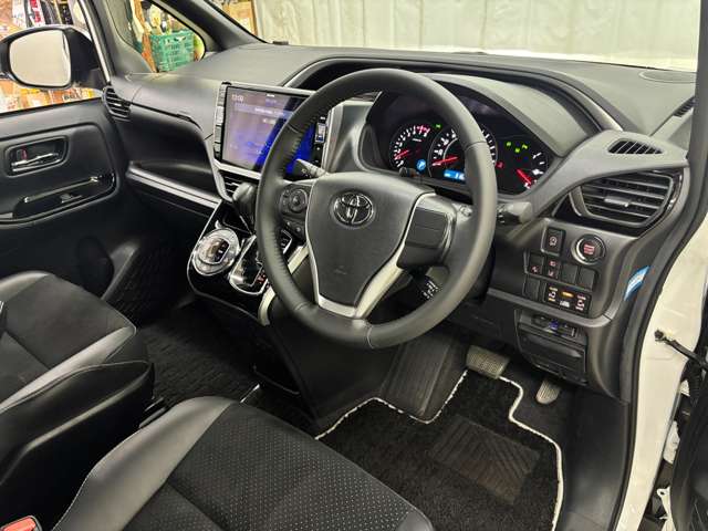 トヨタ ヴォクシー ２．０ ＺＳ 煌ＩＩＩ R4年 (近畿) 99