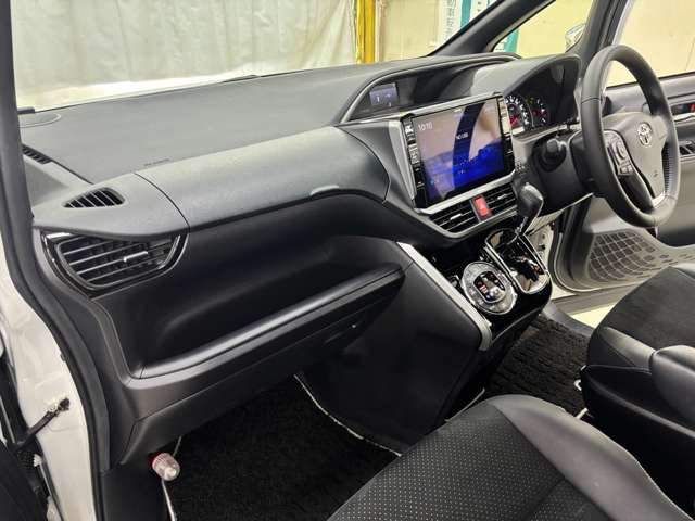 トヨタ ヴォクシー ２．０ ＺＳ 煌ＩＩＩ R4年 (近畿) 99