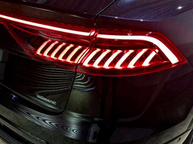 アウディ Ｑ８ ５５ ＴＦＳＩ クワトロ デビューパッケージ Ｓライン ４ＷＤ R1年 (関東) 99