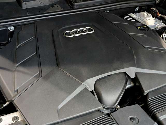 アウディ Ｑ８ ５５ ＴＦＳＩ クワトロ デビューパッケージ Ｓライン ４ＷＤ R1年 (関東) 99