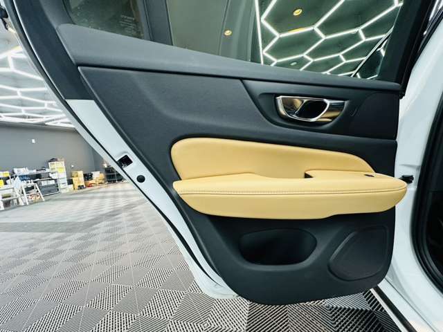 ボルボ Ｖ６０ Ｔ６ ツインエンジン ＡＷＤ モメンタム ４ＷＤ R2年 (関東) 99