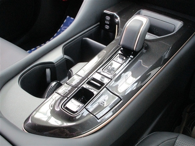 トヨタ クラウン　スポーツ　ハイブリッド ２．５ Ｚ Ｅ－ＦＯＵＲ ４ＷＤ R6年 (関東) 99
