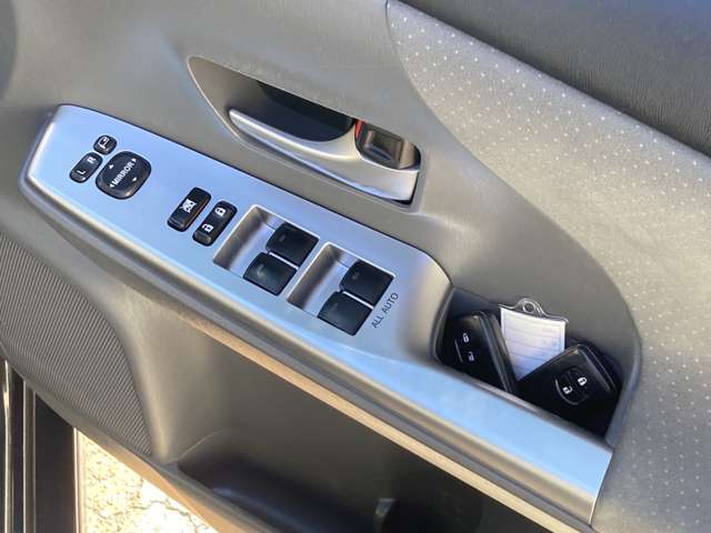 トヨタ プリウスΑ １．８ Ｓ H25年 (東海) 99