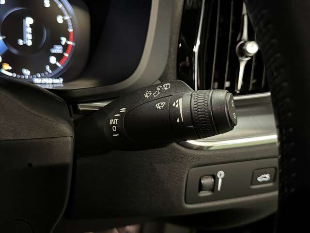ボルボ ＸＣ６０ Ｔ５ ＡＷＤ モメンタム ４ＷＤ H29年 (関東) 99