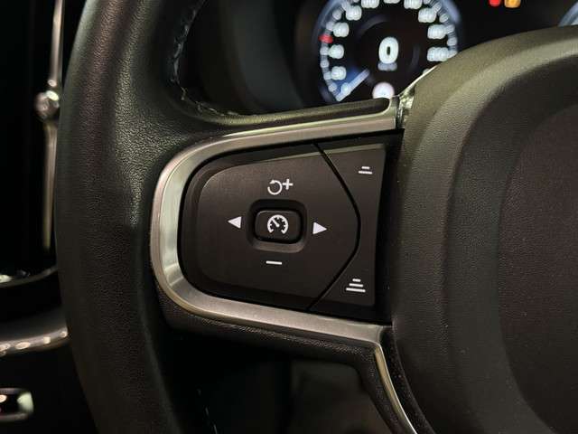 ボルボ ＸＣ６０ Ｔ５ ＡＷＤ モメンタム ４ＷＤ H29年 (関東) 99