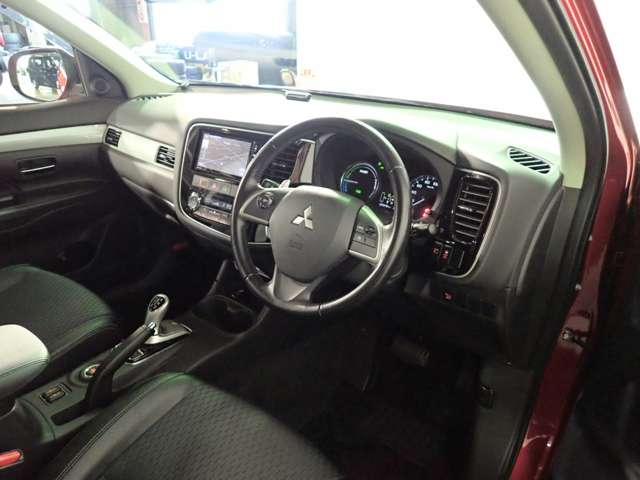 三菱 アウトランダーＰＨＥＶ ２．０ Ｇ ４ＷＤ H26年 (近畿) 99