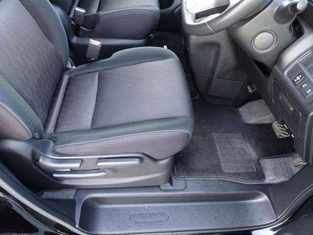 日産 セレナ ２．０ ハイウェイスター H28年 (東海) 99