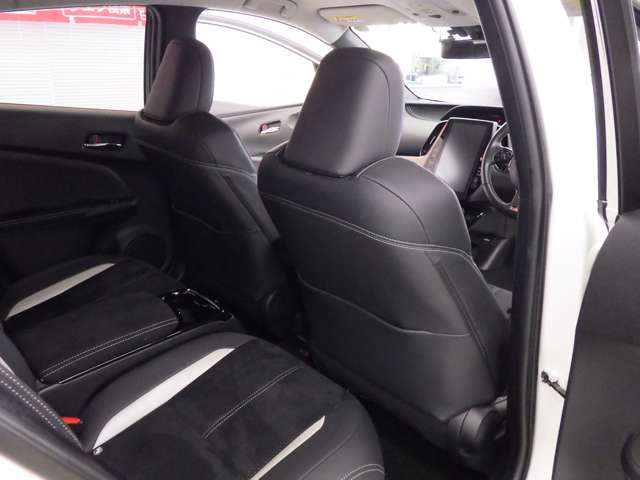 トヨタ プリウスＰＨＶ １．８ Ｓ ナビパッケージ ＧＲ スポーツ H29年 (東北) 99