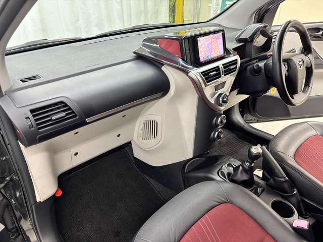 トヨタ ｉＱ １．３ １３０Ｇ ＭＴゴー レザーパッケージ H23年 (近畿) 99