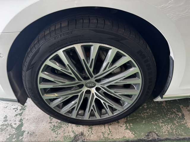 アウディ Ａ８ Ｌ ６０ ＴＦＳＩ クワトロ ４ＷＤ R1年 () 99