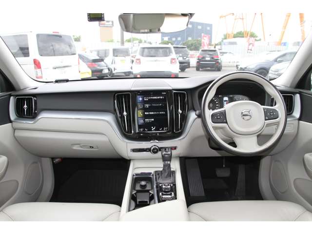 ボルボ ＸＣ６０ Ｔ５ ＡＷＤ モメンタム ４ＷＤ H29年 (関東) 99