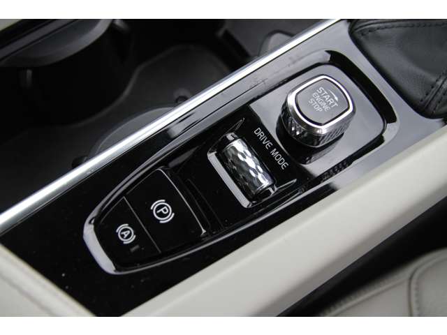ボルボ ＸＣ６０ Ｔ５ ＡＷＤ モメンタム ４ＷＤ H29年 (関東) 99