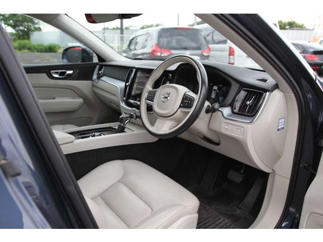 ボルボ ＸＣ６０ Ｔ５ ＡＷＤ モメンタム ４ＷＤ H29年 (関東) 99
