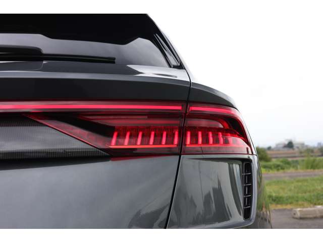 アウディ ＲＳ　Ｑ８ ４．０ ４ＷＤ R3年 (東海) 99
