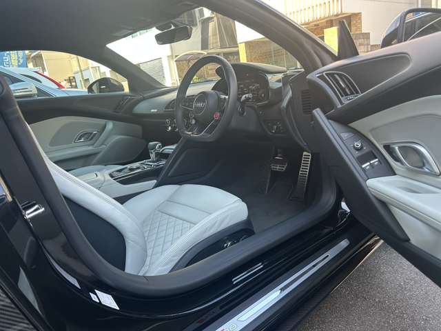 アウディ Ｒ８ Ｖ１０ パフォーマンス ５．２ ＦＳＩ クワトロ ４ＷＤ R3年 (中国) 99
