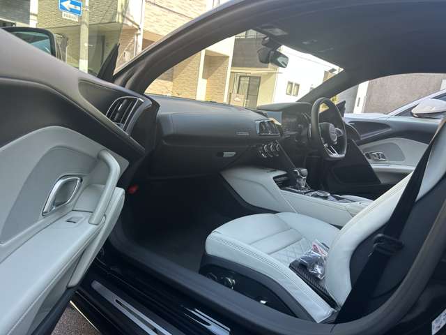 アウディ Ｒ８ Ｖ１０ パフォーマンス ５．２ ＦＳＩ クワトロ ４ＷＤ R3年 (中国) 99