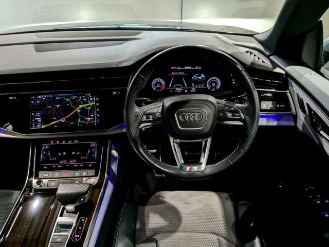 アウディ Ｑ８ ５５ ＴＦＳＩ クワトロ デビューパッケージ Ｓライン ４ＷＤ R1年 () 99