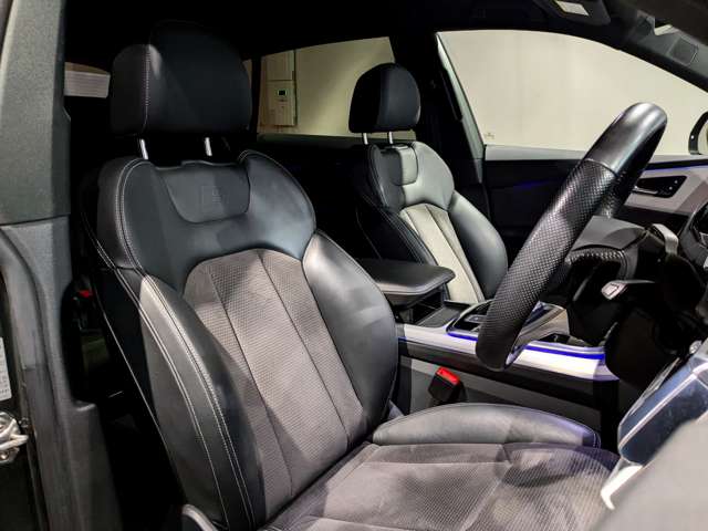アウディ Ｑ８ ５５ ＴＦＳＩ クワトロ デビューパッケージ Ｓライン ４ＷＤ R1年 () 99