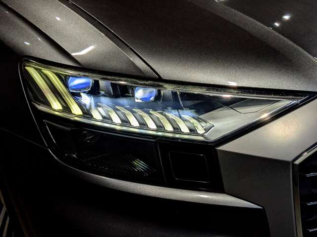 アウディ Ｑ８ ５５ ＴＦＳＩ クワトロ デビューパッケージ Ｓライン ４ＷＤ R1年 () 99