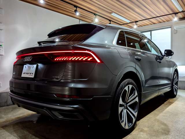 アウディ Ｑ８ ５５ ＴＦＳＩ クワトロ デビューパッケージ Ｓライン ４ＷＤ R1年 () 99