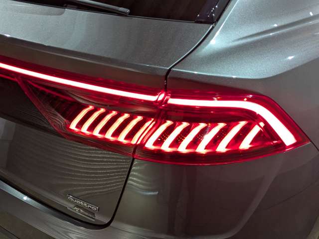 アウディ Ｑ８ ５５ ＴＦＳＩ クワトロ デビューパッケージ Ｓライン ４ＷＤ R1年 () 99