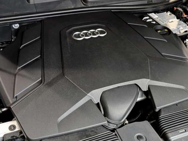 アウディ Ｑ８ ５５ ＴＦＳＩ クワトロ デビューパッケージ Ｓライン ４ＷＤ R1年 () 99