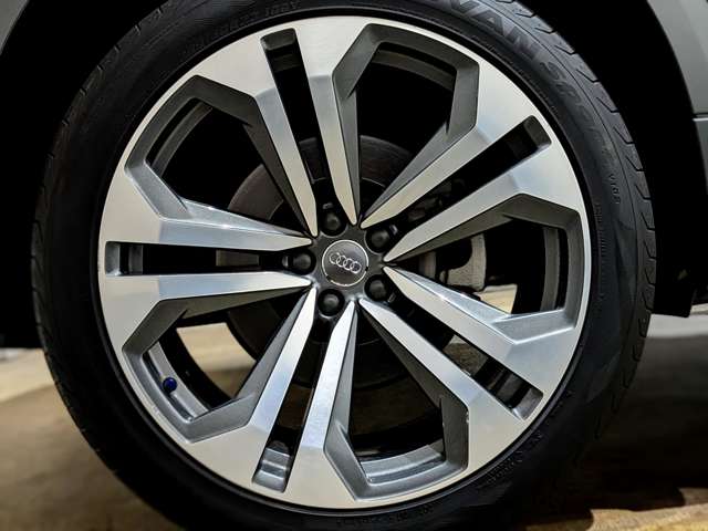アウディ Ｑ８ ５５ ＴＦＳＩ クワトロ デビューパッケージ Ｓライン ４ＷＤ R1年 () 99