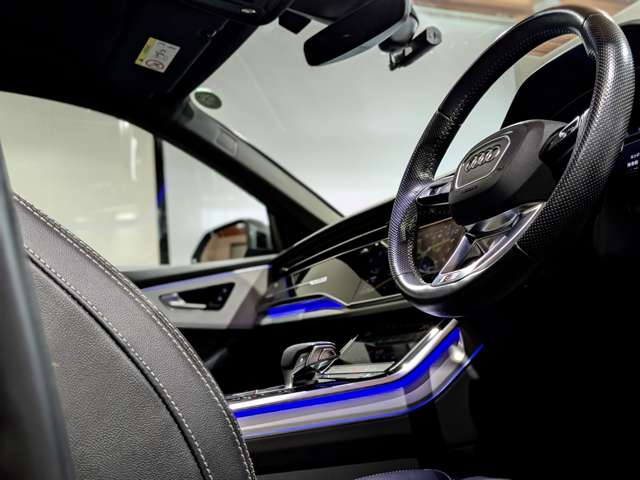 アウディ Ｑ８ ５５ ＴＦＳＩ クワトロ デビューパッケージ Ｓライン ４ＷＤ R1年 () 99