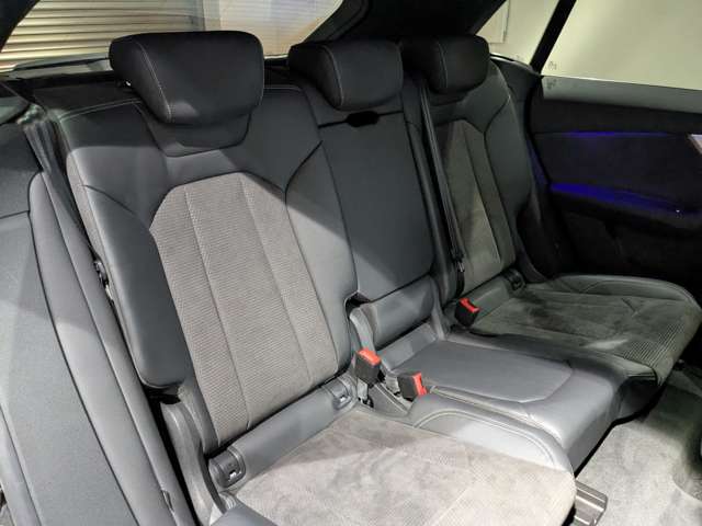 アウディ Ｑ８ ５５ ＴＦＳＩ クワトロ デビューパッケージ Ｓライン ４ＷＤ R1年 () 99