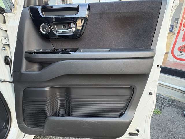 ホンダ Ｎ　ＢＯＸ カスタム ６６０ Ｌ ターボ ４ＷＤ R5年 () 99
