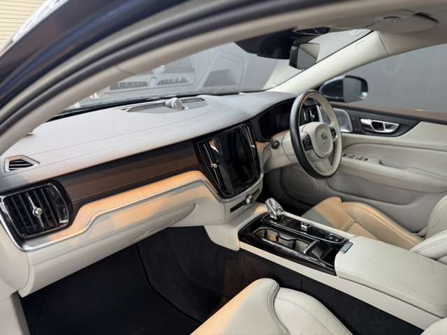 ボルボ Ｖ６０ リチャージ プラグイン ハイブリッド Ｔ６ ＡＷＤ インスクリプション R4年 (関東) 99
