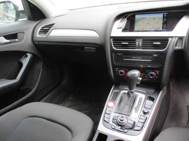 アウディ Ａ４　アバント １．８　ＴＦＳＩ H22年 (近畿) 99