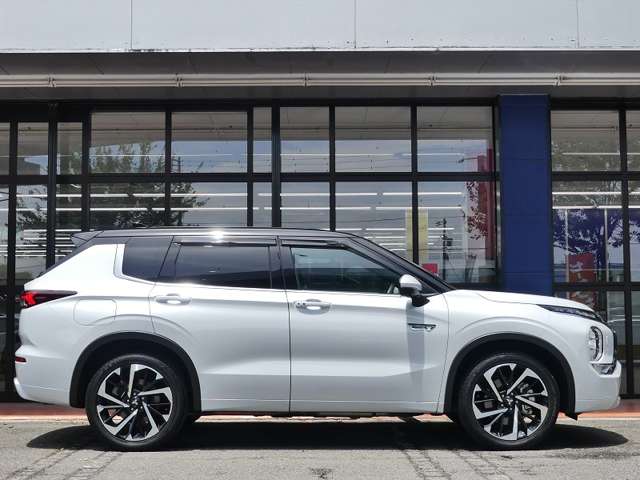 三菱 アウトランダーＰＨＥＶ ＰＨＥＶ ２．４ Ｐ ４ＷＤ R6年 (東海) 99