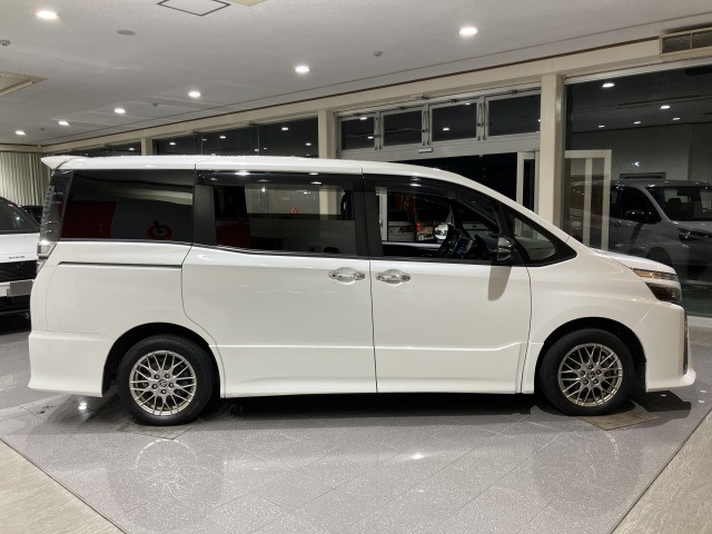 トヨタ ヴォクシー １．８ ハイブリッド ＺＳ 煌ＩＩＩ R3年 (近畿) 99